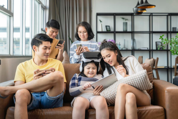 Keluarga di Palembang menggunakan WiFi rumah stabil untuk streaming, belajar online, dan aktivitas digital bersama.