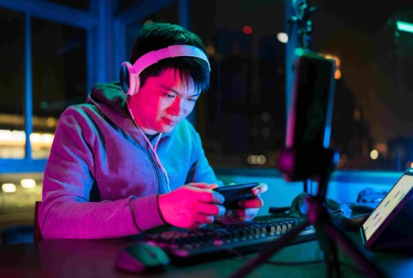 latensi internet memengaruhi gaming online dengan koneksi lambat dan delay