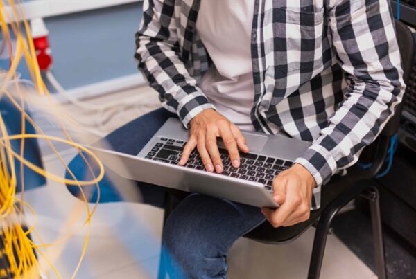 Proses cek kapasitas bandwidth internet rumah untuk memastikan koneksi stabil