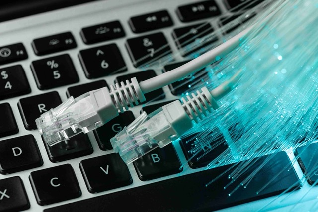 Jaringan FTTH Indonesia, Kenapa Lebih Stabil dan Cara Kerjanya